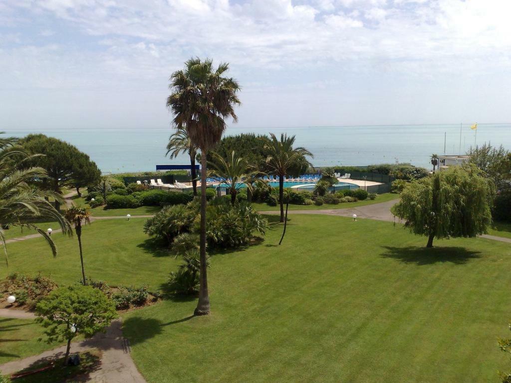 Bel Appartement Les Pieds Dans L'Eau Villeneuve-Loubet Exterior photo